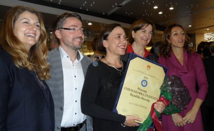 Professor Sara Dolnicar receives her award in Slovenia